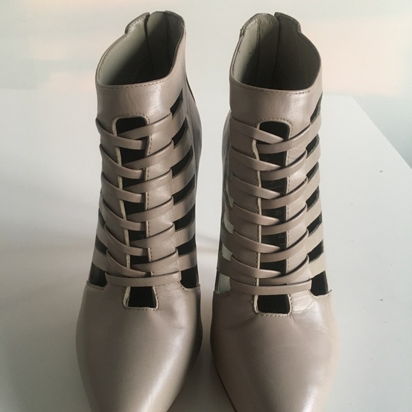 Ivanka Trump Leather Pointed Heel Ankle Boots 6.5M - Picture 4 of 16